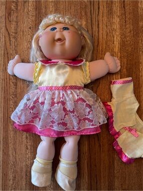 2004 Cabbage Patch Kids 25th Anniversary Doll - Blonde/Blue Eyes/Complete Outfit